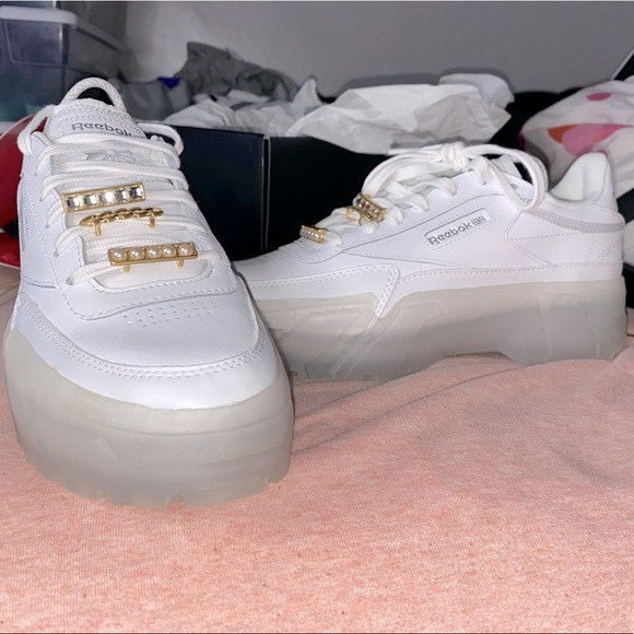 I’m selling Cardi b Reeboks size 9 color white .